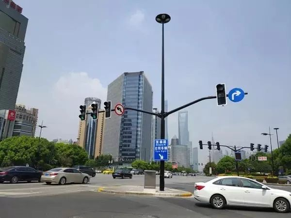 上海世纪大道多功能杆